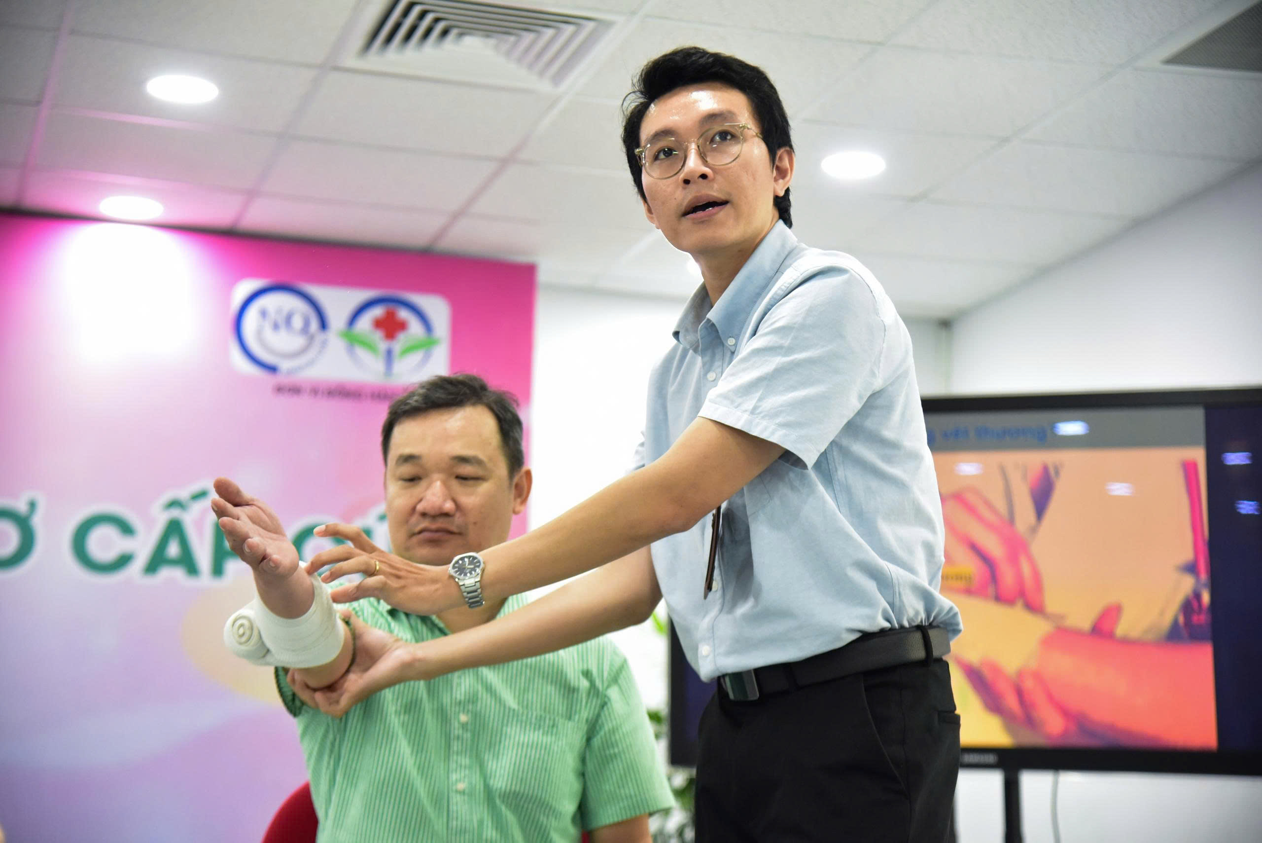 Người hóc dị vật cao 1,7m, người 'nấm lùn' sơ cứu bằng cách nào? 2 Người hóc dị vật cao 1,7m, người 'nấm lùn' sơ cứu bằng cách nào? - Ảnh 3.