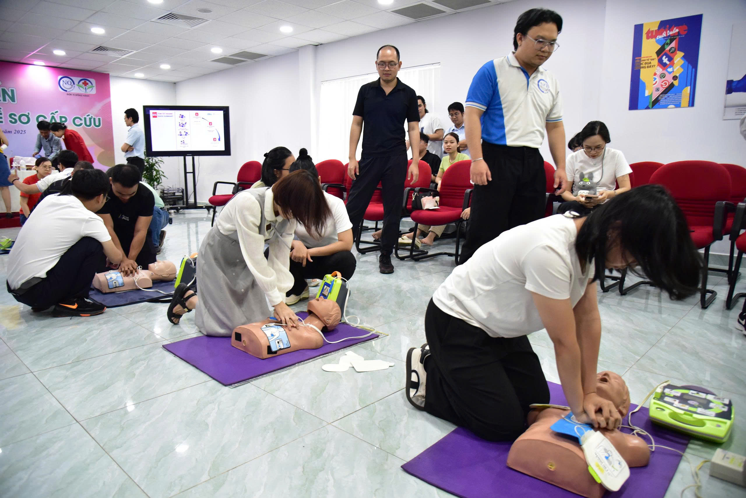 Người hóc dị vật cao 1,7m, người 'nấm lùn' sơ cứu bằng cách nào? 3 Người hóc dị vật cao 1,7m, người 'nấm lùn' sơ cứu bằng cách nào? - Ảnh 5.