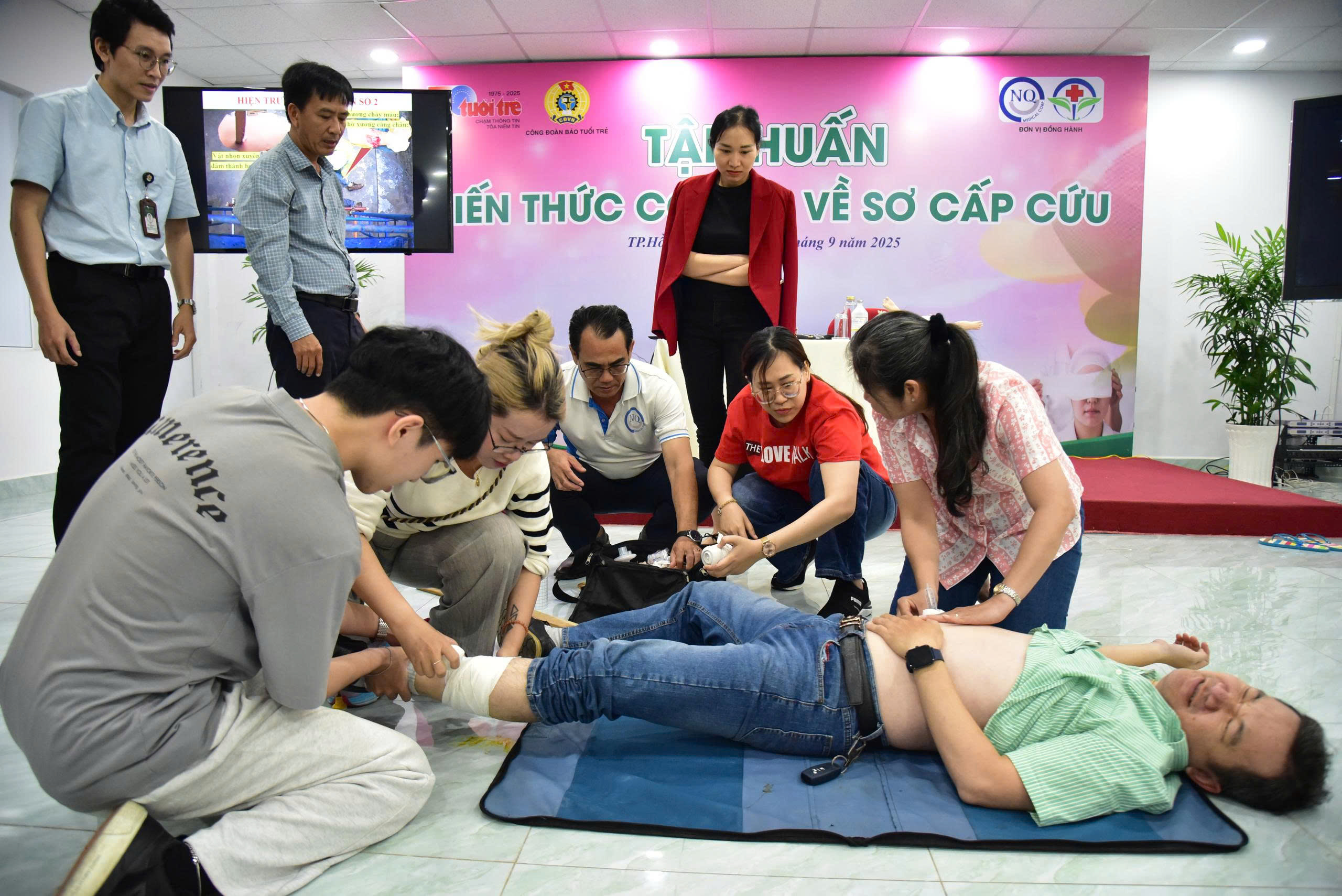 Người hóc dị vật cao 1,7m, người 'nấm lùn' sơ cứu bằng cách nào? 4 Người hóc dị vật cao 1,7m, người 'nấm lùn' sơ cứu bằng cách nào? - Ảnh 6.