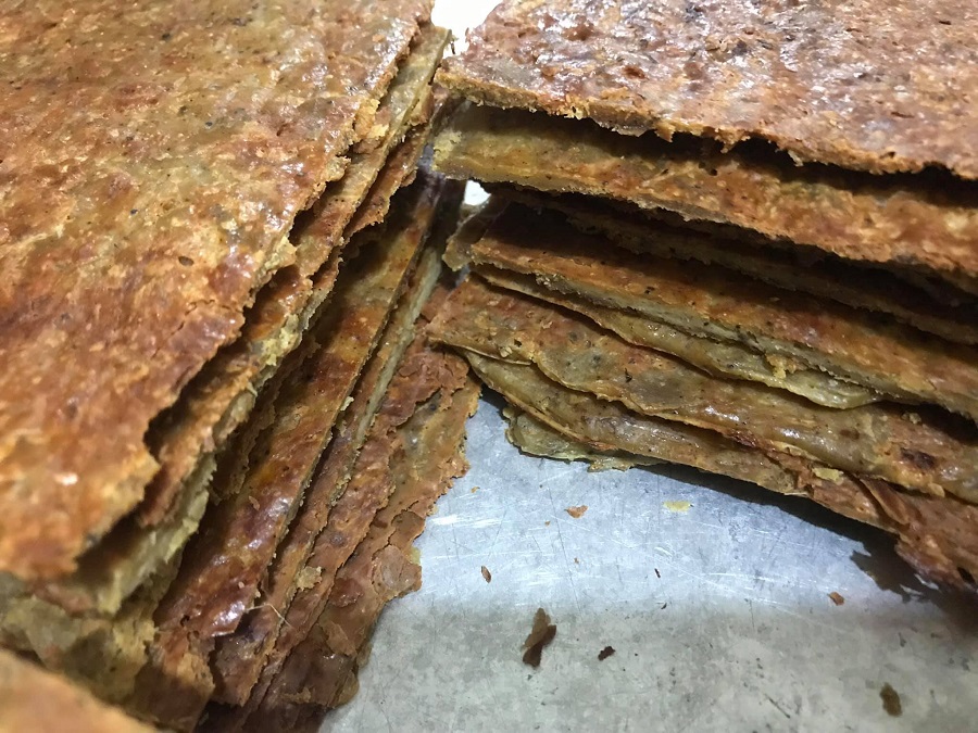 Từng miếng chả thơm ngon ra lò