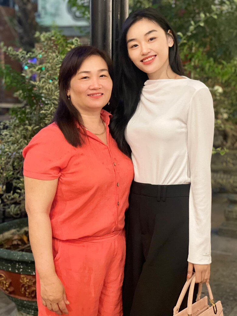 Người đẹp dành phần lớn tiền thưởng để tặng bố mẹ.