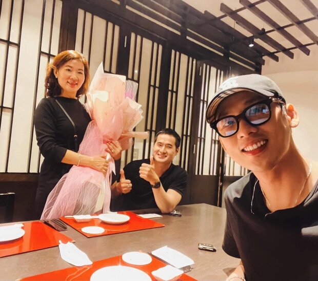 Nam diễn viên hiện tại có cuộc sống sung túc, chăm sóc được cho người thân.