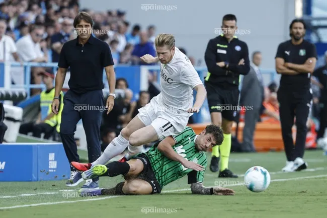 HLV Conte và nhạc trưởng Kevin De Bruyne sẽ tìm mọi cách để đánh bại đối thủ lớn Man City ngay tại sân Etihad. Ảnh: EPA. HLV Pep Guardiola