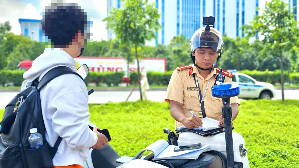 hang-loat-sinh-vien-bi-xu-phat-vi-di-bo-qua-duong-khong-dung-noi-quy-dinh (4).jpg