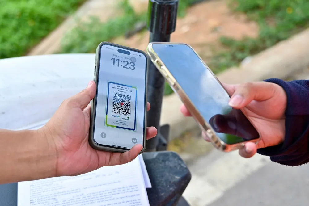 hang-loat-sinh-vien-bi-xu-phat-vi-di-bo-qua-duong-khong-dung-noi-quy-dinh (5).jpg