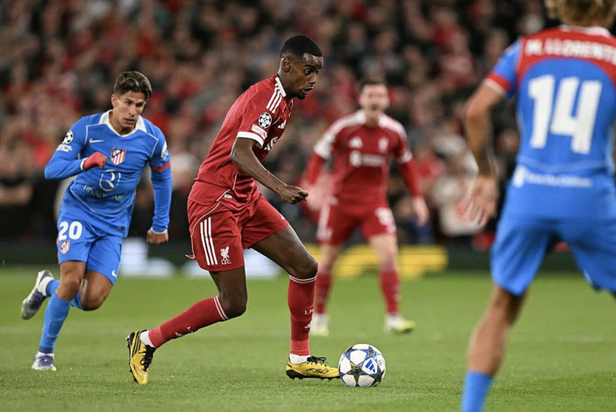 Trung vệ thành người hùng, Liverpool thắng nghẹt thở ở phút 90+2 1 Nghẹt thở bàn quyết định phút 90+2, Liverpool thoát hiểm tại sân nhà Anfield - Ảnh 1.