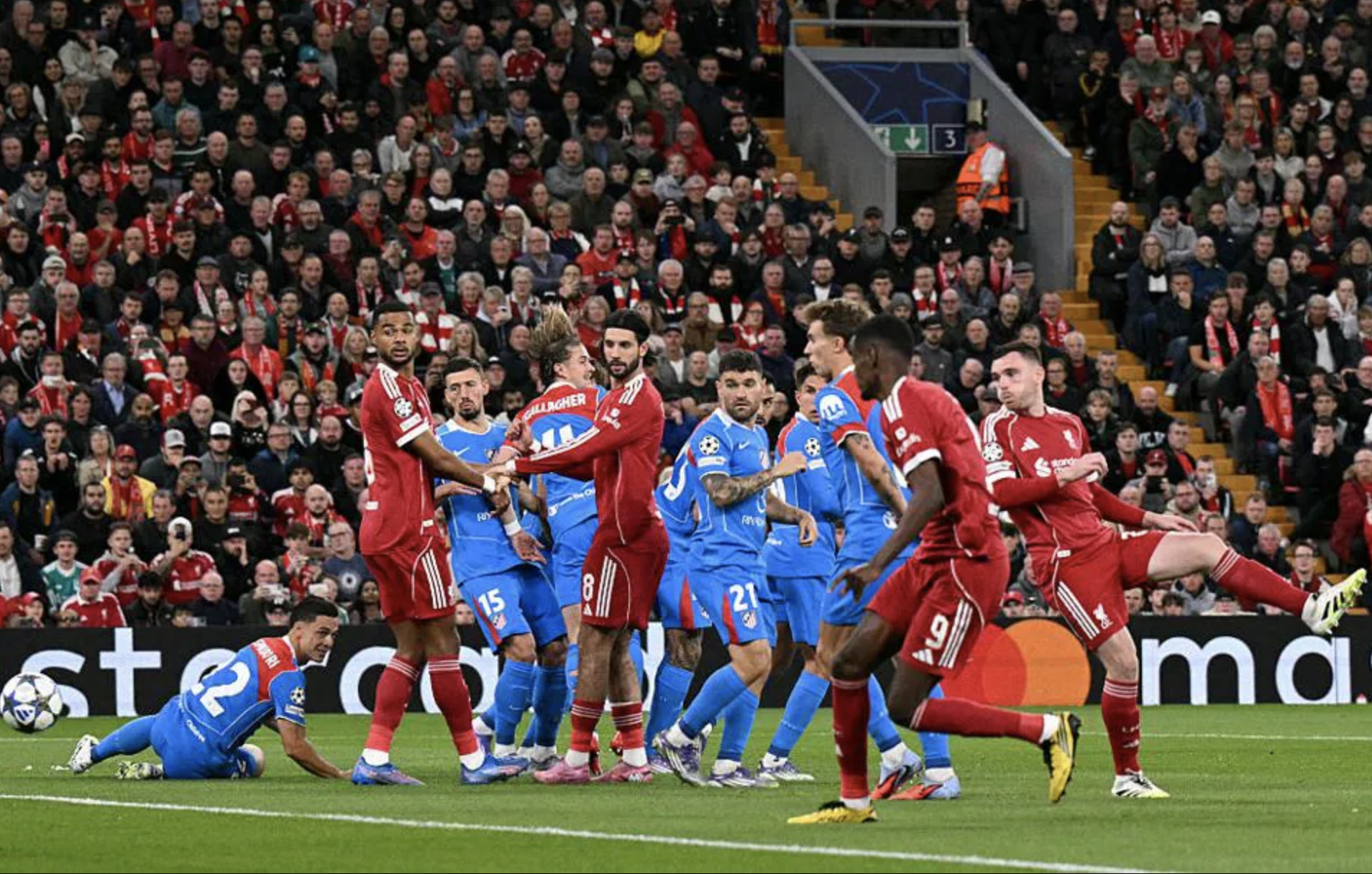 Trung vệ thành người hùng, Liverpool thắng nghẹt thở ở phút 90+2 2 Nghẹt thở bàn quyết định phút 90+2, Liverpool thoát hiểm tại sân nhà Anfield - Ảnh 2.