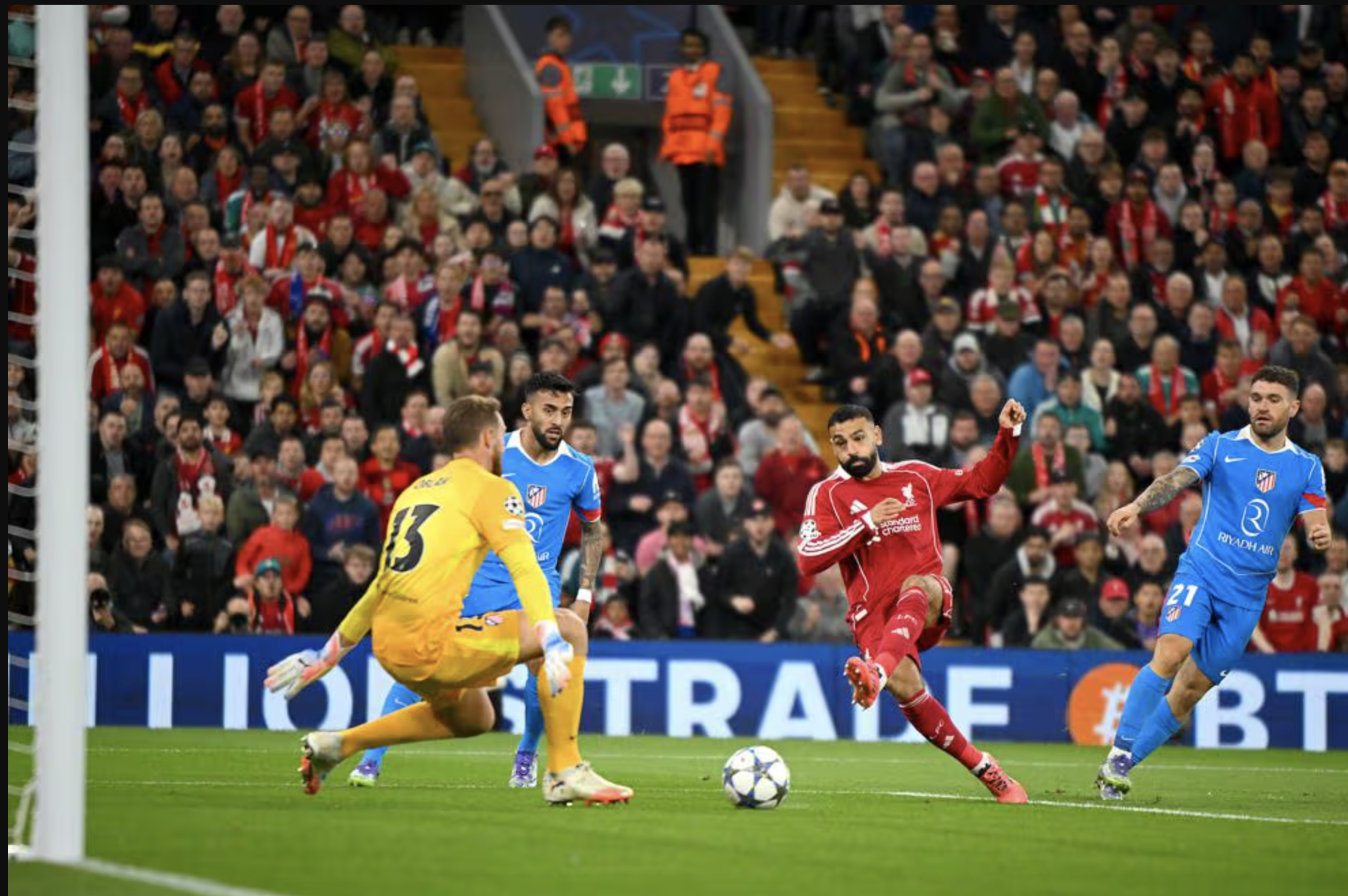 Trung vệ thành người hùng, Liverpool thắng nghẹt thở ở phút 90+2 3 Nghẹt thở bàn quyết định phút 90+2, Liverpool thoát hiểm tại sân nhà Anfield - Ảnh 3.