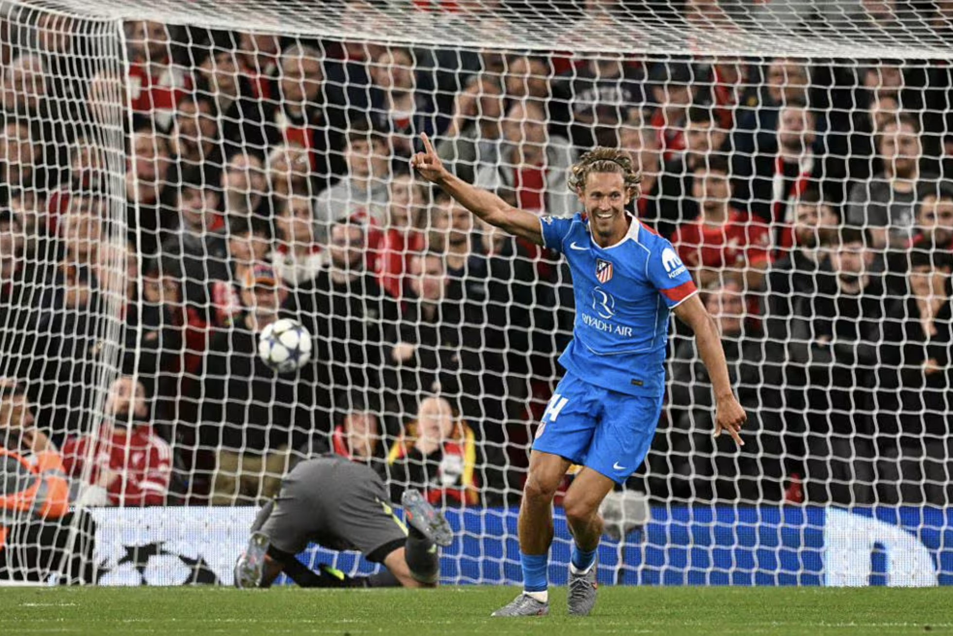 Trung vệ thành người hùng, Liverpool thắng nghẹt thở ở phút 90+2 4 Nghẹt thở bàn quyết định phút 90+2, Liverpool thoát hiểm tại sân nhà Anfield - Ảnh 4.