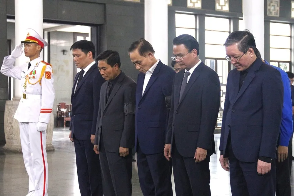 Đoàn Ban Bí thư Trung ương Đảng đến viếng Nguyên Bộ trưởng Lê Huy Ngọ. Ảnh: Trung Hiếu. tien-dua-nguyen-bo-truong-le-huy-ngo-ve-coi-vinh-hang-132524_922-141345.jpg