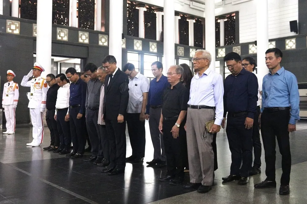 Đoàn Ban Tổ chức Trung ương đến viếng Nguyên Bộ trưởng Lê Huy Ngọ. Ảnh: Trung Hiếu. nghen-ngao-le-tang-nguyen-bo-truong-le-huy-ngo-130536_972-141346.jpg