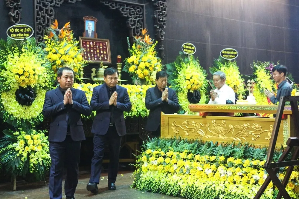 Lãnh đạo Bộ Nông nghiệp và Môi trường tiễn biệt Nguyên Bộ trưởng Lê Huy Ngọ. Ảnh: Trung Hiếu. nghen-ngao-le-tang-nguyen-bo-truong-le-huy-ngo-130537_295-141347.jpg