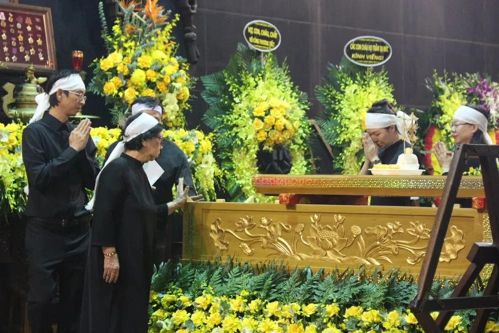 Gia quyến và người thân tiễn biệt Nguyên Bộ trưởng Lê Huy Ngọ lần cuối cùng. Ảnh: Trung Hiếu. nghen-ngao-le-tang-nguyen-bo-truong-le-huy-ngo-132013_596-141349.jpg