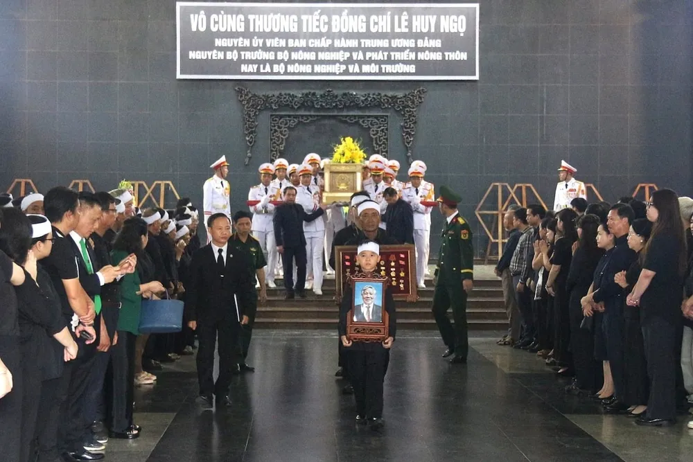 Lễ an táng của Nguyên Bộ trưởng Lê Huy Ngọ sẽ diễn ra cùng ngày tại Công viên tưởng niệm Thiên Đức, tỉnh Phú Thọ. Ảnh: Trung Hiếu. nghen-ngao-le-tang-nguyen-bo-truong-le-huy-ngo-130540_685-141349.jpg