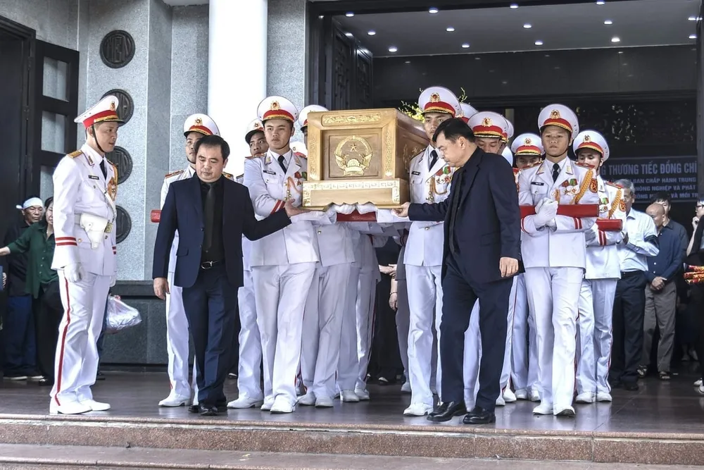 Quyền Bộ trưởng Trần Đức Thắng và Thứ trưởng Nguyễn Hoàng Hiệp tiễn đưa Nguyên Bộ trưởng Lê Huy Ngọ. Ảnh: Trần Văn. nghen-ngao-le-tang-nguyen-bo-truong-le-huy-ngo-130544_967-141350-1436.jpg