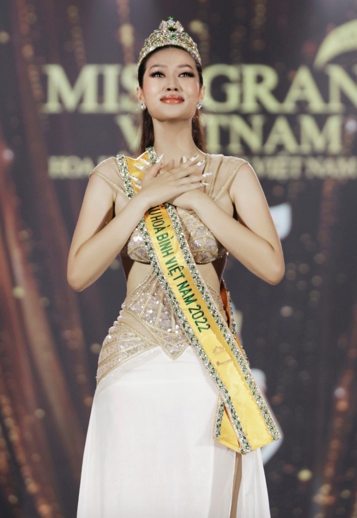 Hoa hậu Việt trước khi đăng quang: Người phục vụ nhà hàng, người làm osin - Ảnh 3.