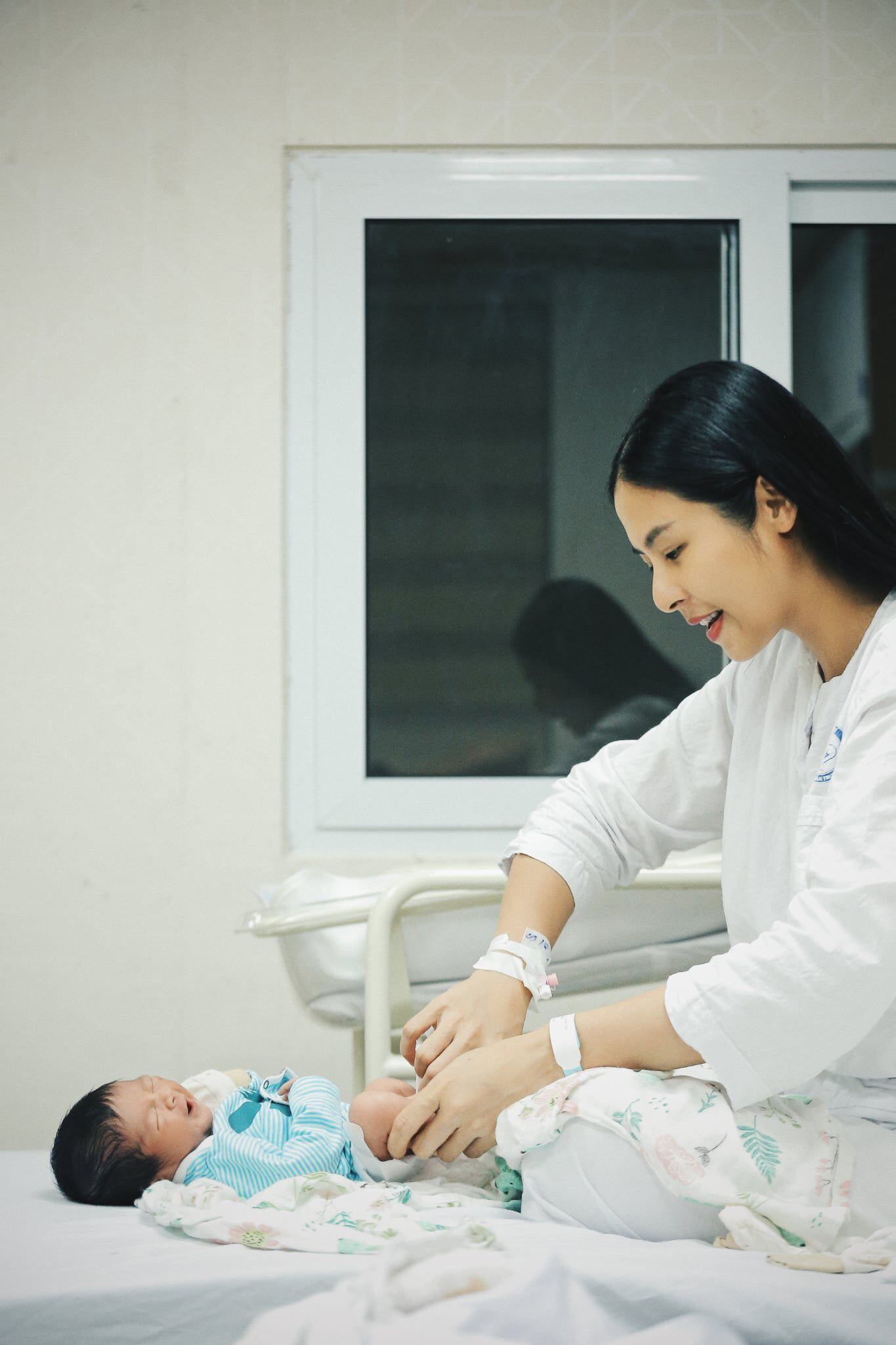 Hoa hậu Ngọc Hân rơi nước mắt khi đón con đầu lòng ở tuổi U40, định mệnh sắp đặt làm "em bé ngoại giao" 4 Nàng hậu gọi con đầu lòng là em bé ngoại giao.