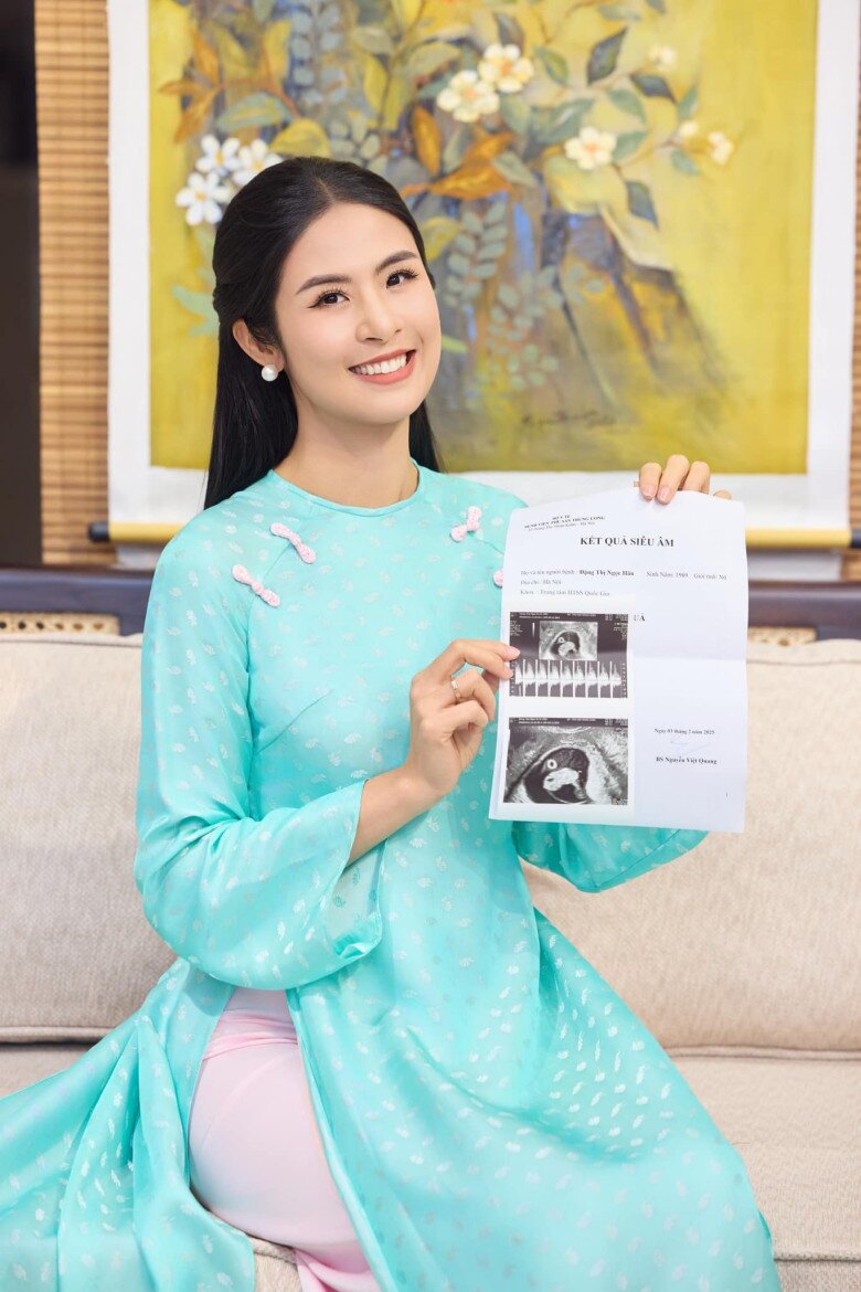 Hoa hậu Ngọc Hân rơi nước mắt khi đón con đầu lòng ở tuổi U40, định mệnh sắp đặt làm "em bé ngoại giao" 8 Sau cùng, vợ chồng Ngọc Hân - Phú Đạt vỡ òa khi mang thai con đầu lòng một cách tự nhiên.