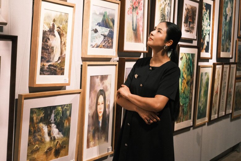 Hoa hậu Ngọc Hân rơi nước mắt khi đón con đầu lòng ở tuổi U40, định mệnh sắp đặt làm "em bé ngoại giao" 13 Hoa hậu Ngọc Hân miệt mài làm việc dù đang mang thai.