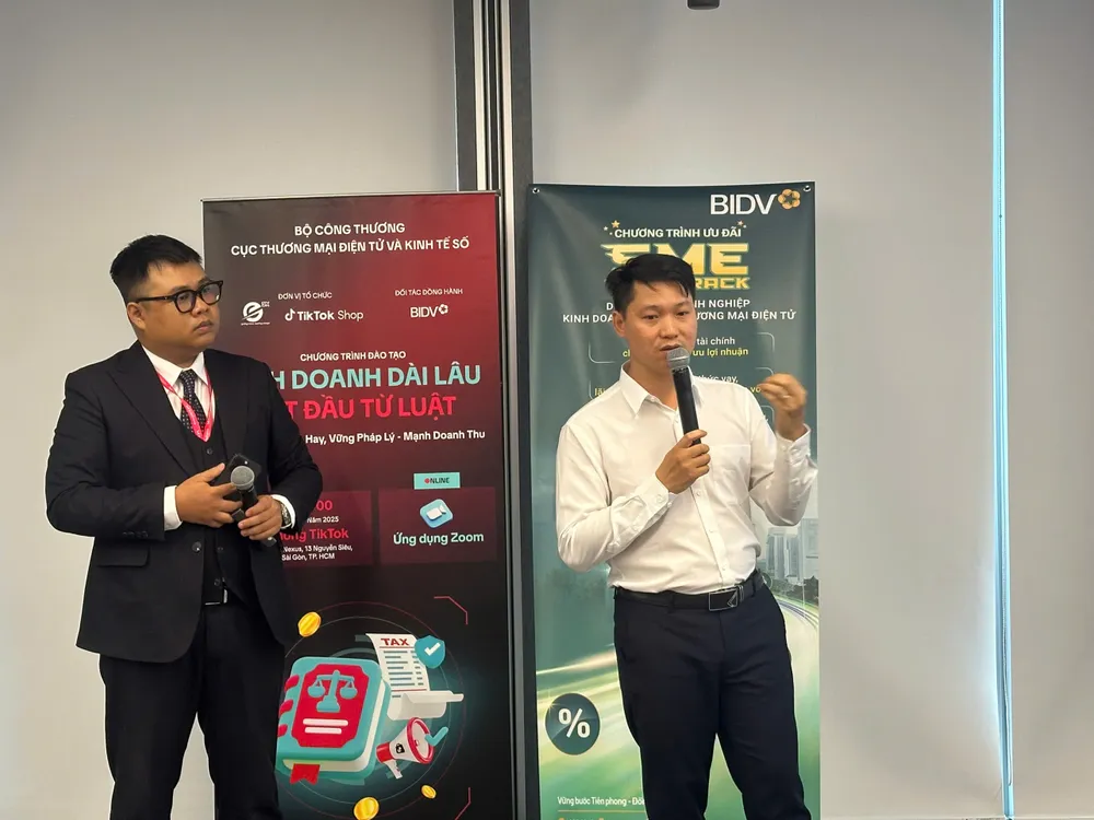 Ông Trần Trọng Ninh, Chuyên viên chính Phòng Quản lý Thuế số 2, Chi cục Thuế TMĐT. Ảnh: THU HÀ bán hàng online