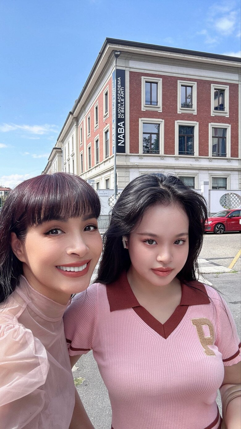 Thúy Hạnh sang Ý 1 tháng vì lo con gái bơ vơ khi đi du học, xoay sở vất vả sau tuần đầu ở trời Tây 2 Suli chụp ảnh cùng mẹ trước ngôi trường ở Ý.