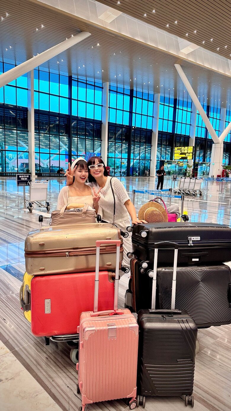 Thúy Hạnh sang Ý 1 tháng vì lo con gái bơ vơ khi đi du học, xoay sở vất vả sau tuần đầu ở trời Tây 3 Thúy Hạnh và con gái mang theo 6 vali to khi lên đường sang Ý.