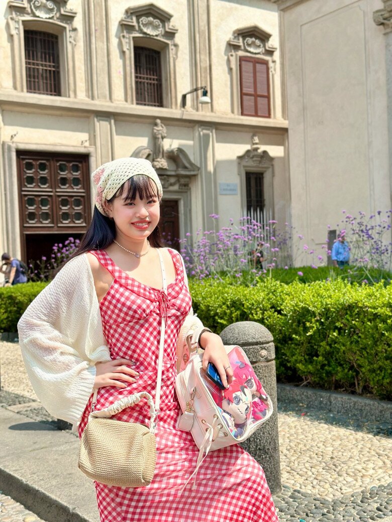 Thúy Hạnh sang Ý 1 tháng vì lo con gái bơ vơ khi đi du học, xoay sở vất vả sau tuần đầu ở trời Tây 4 Suli được mẹ phụ giúp làm giấy tờ trong những ngày đầu ở Ý.