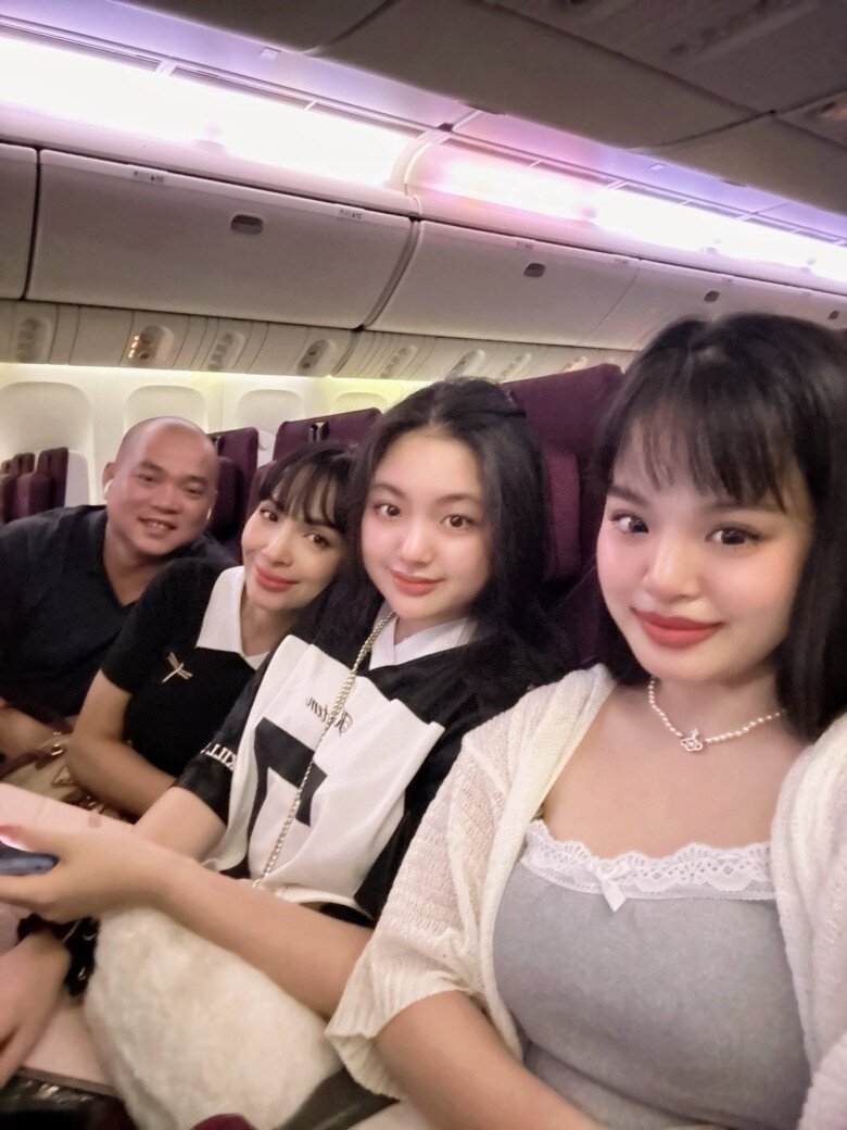 Thúy Hạnh sang Ý 1 tháng vì lo con gái bơ vơ khi đi du học, xoay sở vất vả sau tuần đầu ở trời Tây 6 Thúy Hạnh và Minh Khang có 2 con gái xinh đẹp, rạng rỡ.