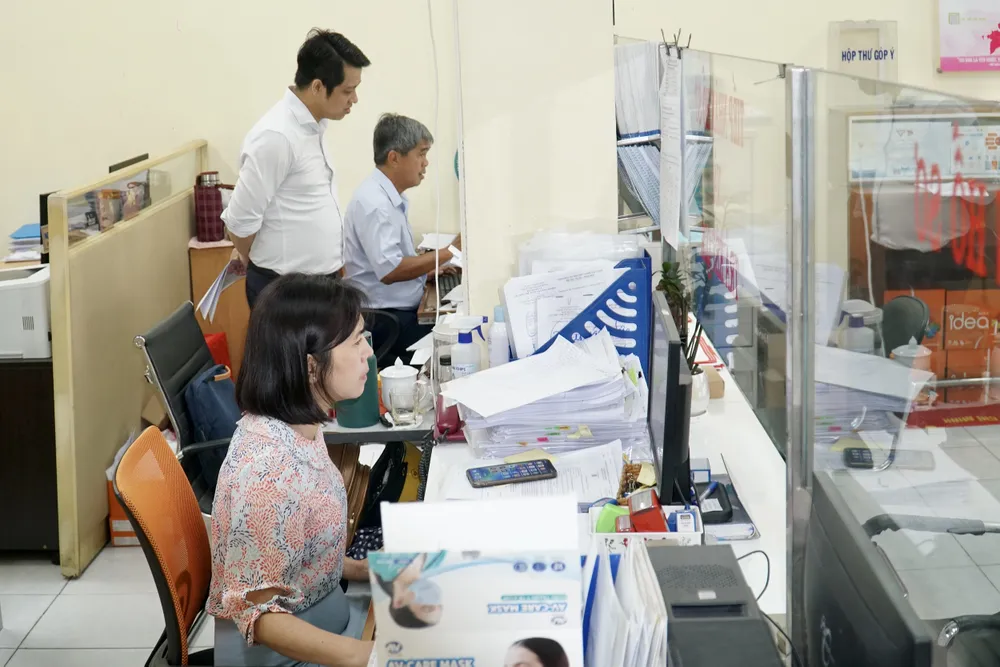 Đa số các thủ tục được thực hiện trực tuyến toàn trình, du vậy khi doanh nghiệp có nhu cầu, các cán bộ HEPZA luôn sẵn sàng hỗ trợ. Ảnh: BẢO PHƯƠNG 30 năm, hiệu quả từ cơ chế “một cửa tại chỗ” của HEPZA
