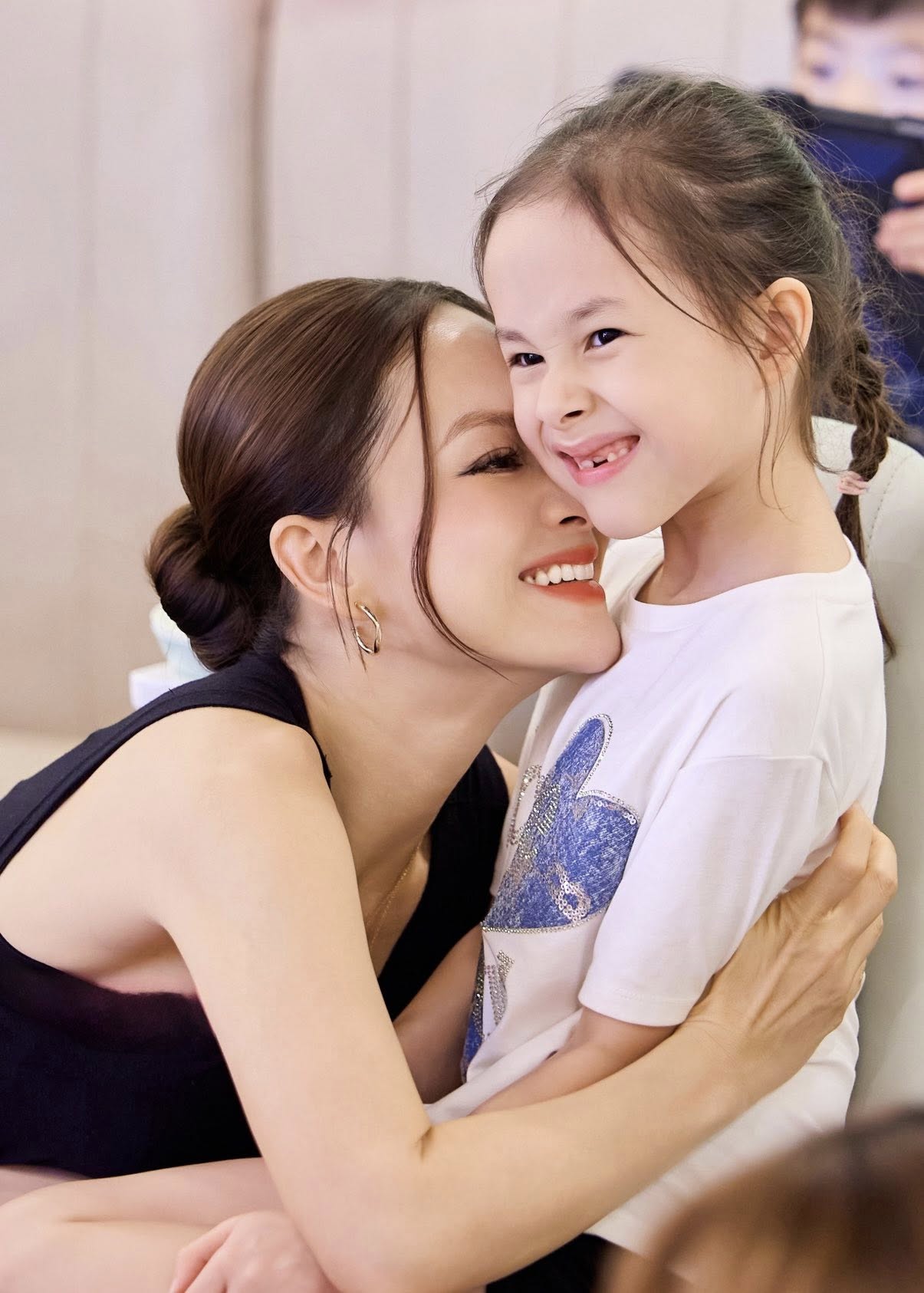 Lan Phương chi 1 tỷ/năm để nuôi con, 2 ái nữ đều học trường quốc tế, được mẹ địu đi du lịch khắp thế giới- Ảnh 2. Lan Phương chi 1 tỷ/năm để nuôi con, 2 ái nữ đều học trường quốc tế, được mẹ địu đi du lịch khắp thế giới- Ảnh 2.