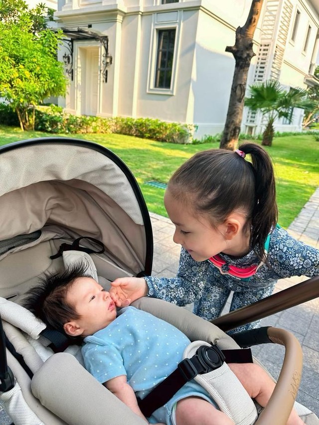 Lan Phương chi 1 tỷ/năm để nuôi con, 2 ái nữ đều học trường quốc tế, được mẹ địu đi du lịch khắp thế giới- Ảnh 8. Lan Phương chi 1 tỷ/năm để nuôi con, 2 ái nữ đều học trường quốc tế, được mẹ địu đi du lịch khắp thế giới- Ảnh 8.