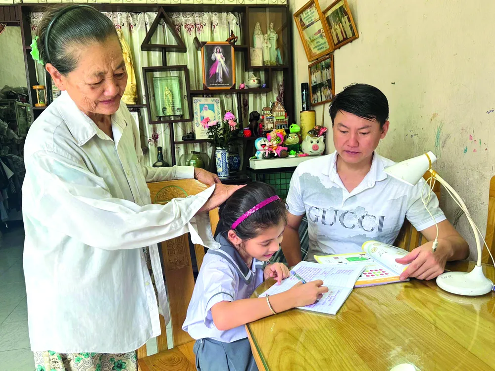 Anh ĐĐP vui mừng vì con gái được cấp giấy khai sinh và được cắp sách đến trường. Ảnh: THẢO HIỀN Vodanh_Anh2.jpg