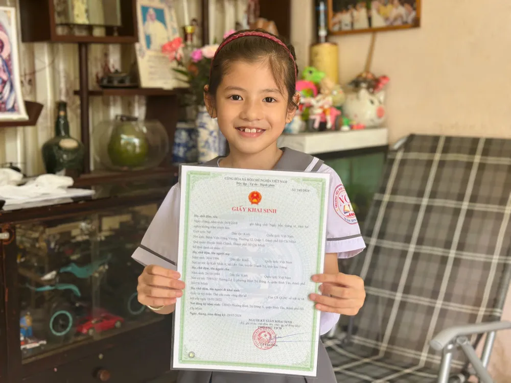 Giấy khai sinh mở cánh cửa đến lớp cho bé V. Ảnh: THẢO HIỀN khoi-nguon-niem-tin-mo-ra-tuong-lai-moi-tu-giay-khai-sinh-cccd.jpg