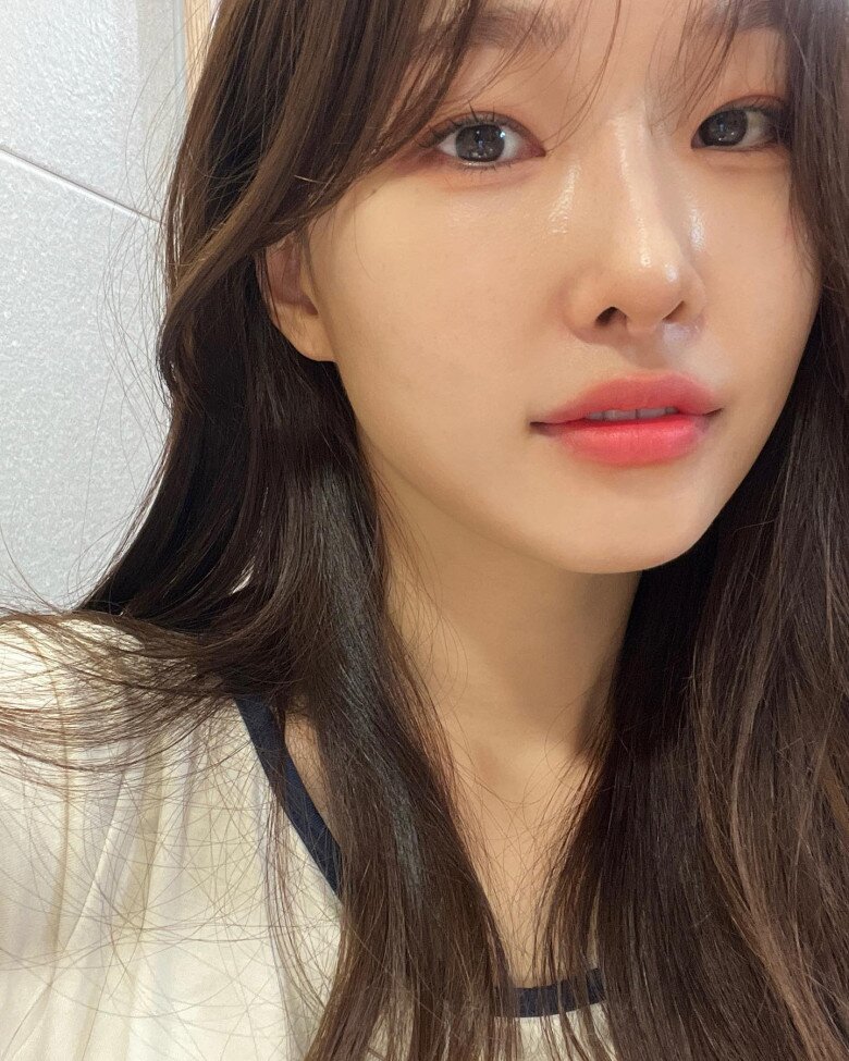 4 nguyên tắc vàng để giữ da luôn căng mướt, ẩm mịn trong mùa thu: Điều 2 đơn giản nhưng nhiều chị em bỏ qua 2 Dù không thấy thời nắng gắt, kem chống nắng vẫn là thứ chị em không nên bỏ qua.