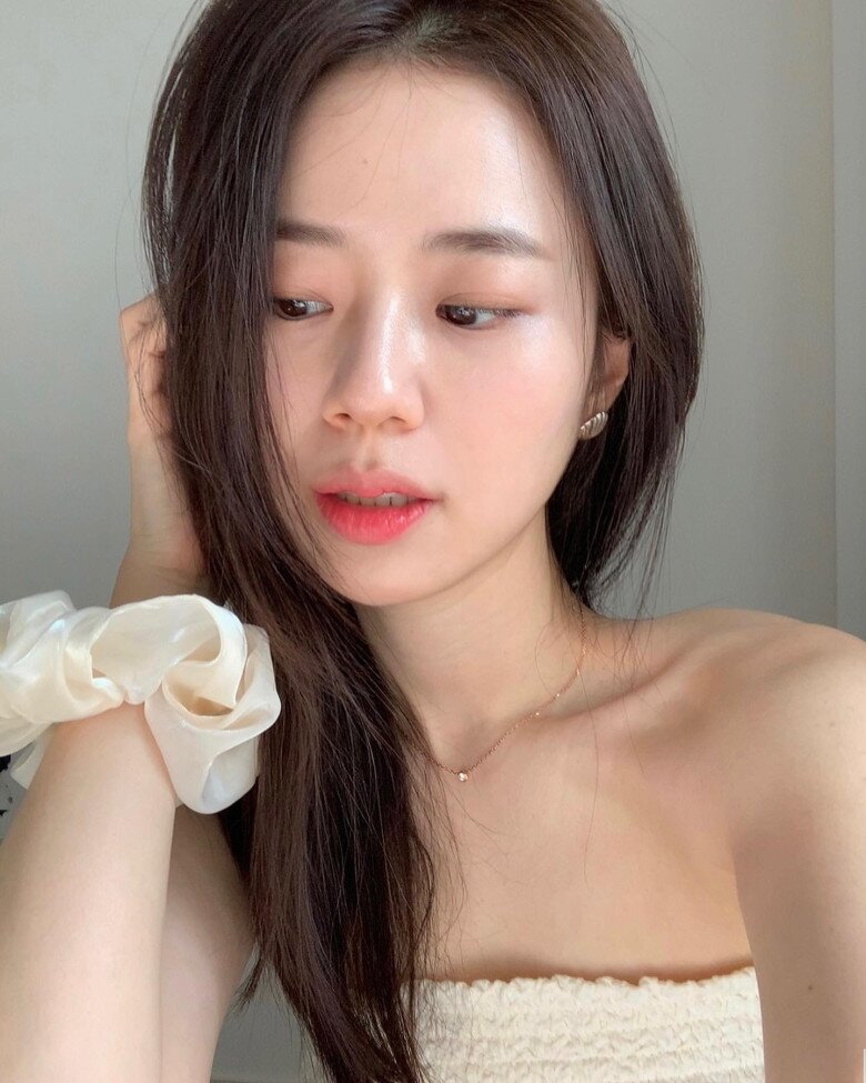 4 nguyên tắc vàng để giữ da luôn căng mướt, ẩm mịn trong mùa thu: Điều 2 đơn giản nhưng nhiều chị em bỏ qua 3 Không chỉ chăm da từ bên ngoài, việc dưỡng da từ sâu bên trong cũng là yếu tố vô cùng quan trọng.