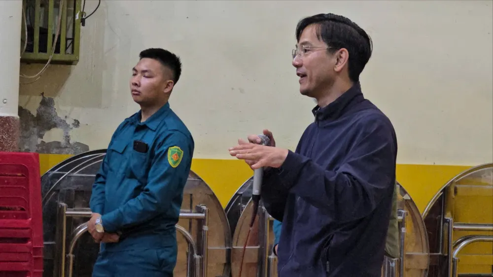 Ông Nguyễn Mậu Hà, Chủ tịch UBND phường Xuân Hương tại buổi làm việc. Ảnh: VT Trường Tiểu học Trưng Vương