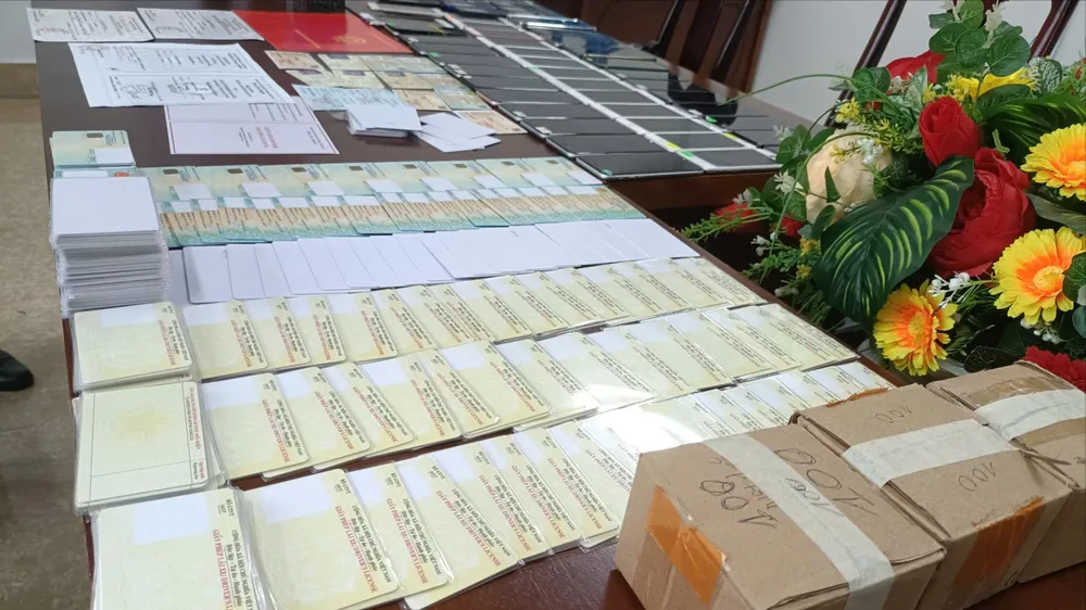 Các loại giấy tờ được nhóm thanh niên làm giả. Ảnh: H.NHUNG giay-to-gia.jpg