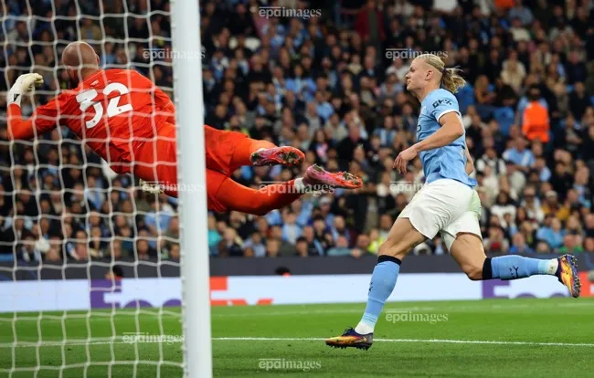 Rất khó ngăn cản Haaland ghi bàn cho đội bóng của HLV Pep Guardiola. Ảnh: EPA. hlv-pep-guardiola-du-bao-haaland-se-qua-mat-messi-va-ronaldo (3).jpg