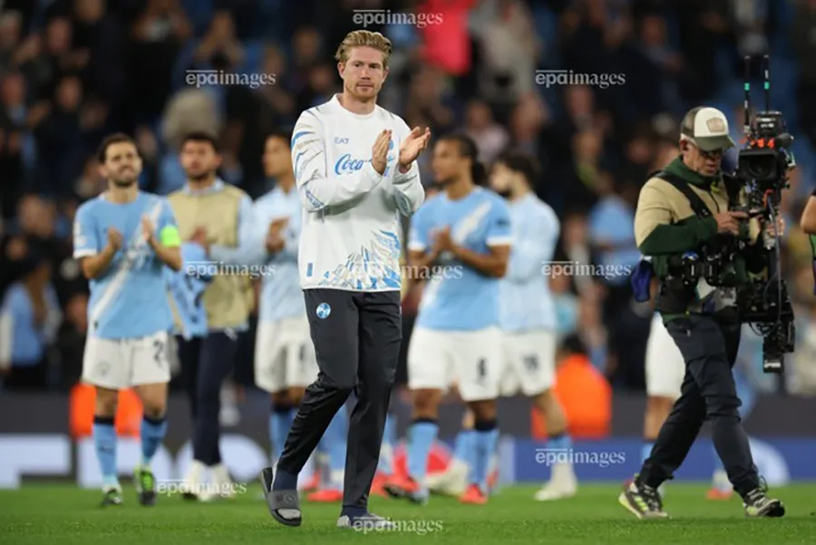 De Bruyne nhận được sự chào đón nhiệt liệt từ Man City khi trở lại Etihad. ẢNH: EPA de-bruyne-man-city.jpg