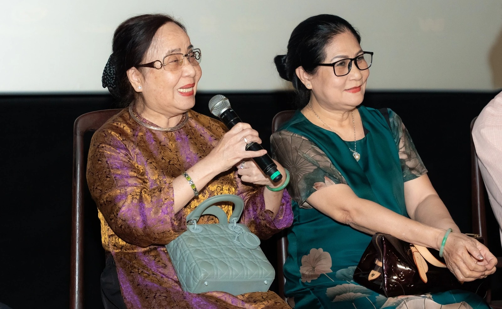 Vụ cướp máy bay rúng động Việt Nam: 52 phút không tặc điên cuồng bắn phá, vũ khí được giấu trong 1 thứ không ai ngờ- Ảnh 11. Vụ cướp máy bay rúng động Việt Nam: 52 phút không tặc điên cuồng bắn phá, vũ khí được giấu trong 1 thứ không ai ngờ- Ảnh 11.