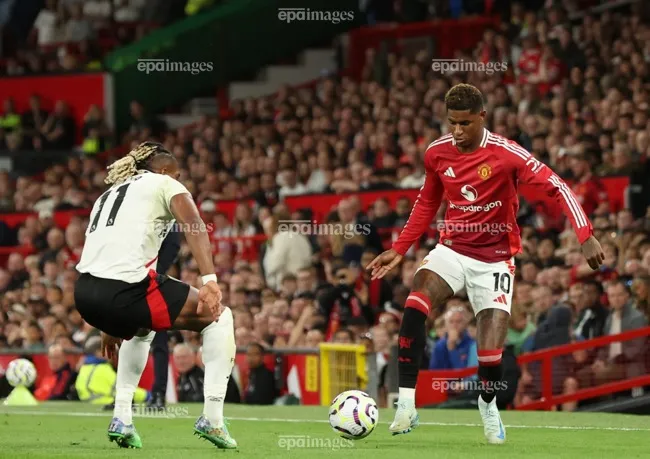 Người hâm mộ MU nuối tiếc khi đội nhà đang chật vật lại để mất tiền đạo Rashford về tay Barca. Ảnh: EPA. hai-huoc-ngoi-sao-rashford-ghi-ban-bang-ca-doi-hinh-mu (3).jpg