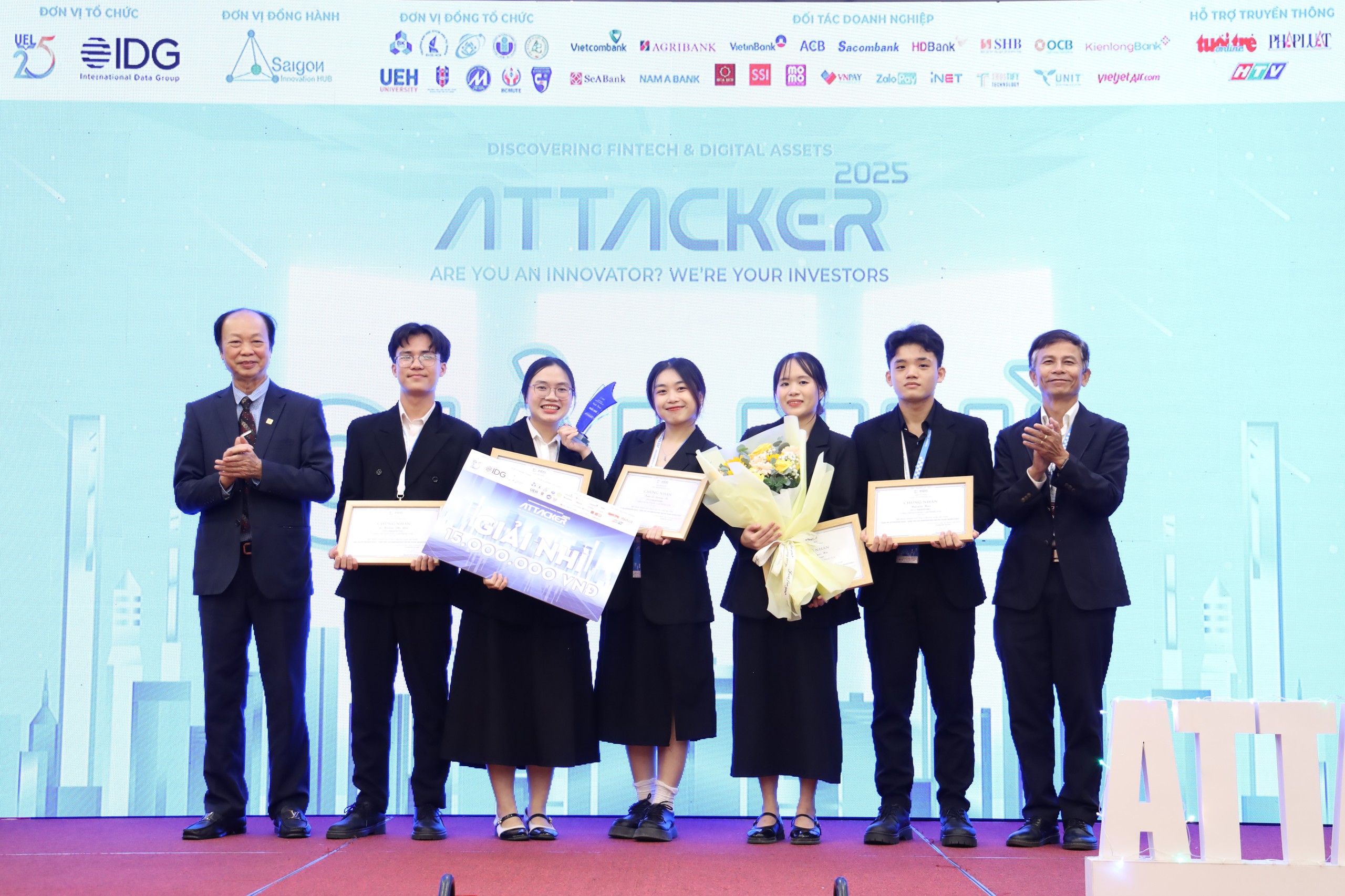 Sinh viên tạo chatbot trợ lý pháp luật trong lĩnh vực ngân hàng 2 Sinh viên tạo chatbot trợ lý pháp luật trong lĩnh vực ngân hàng - Ảnh 3.