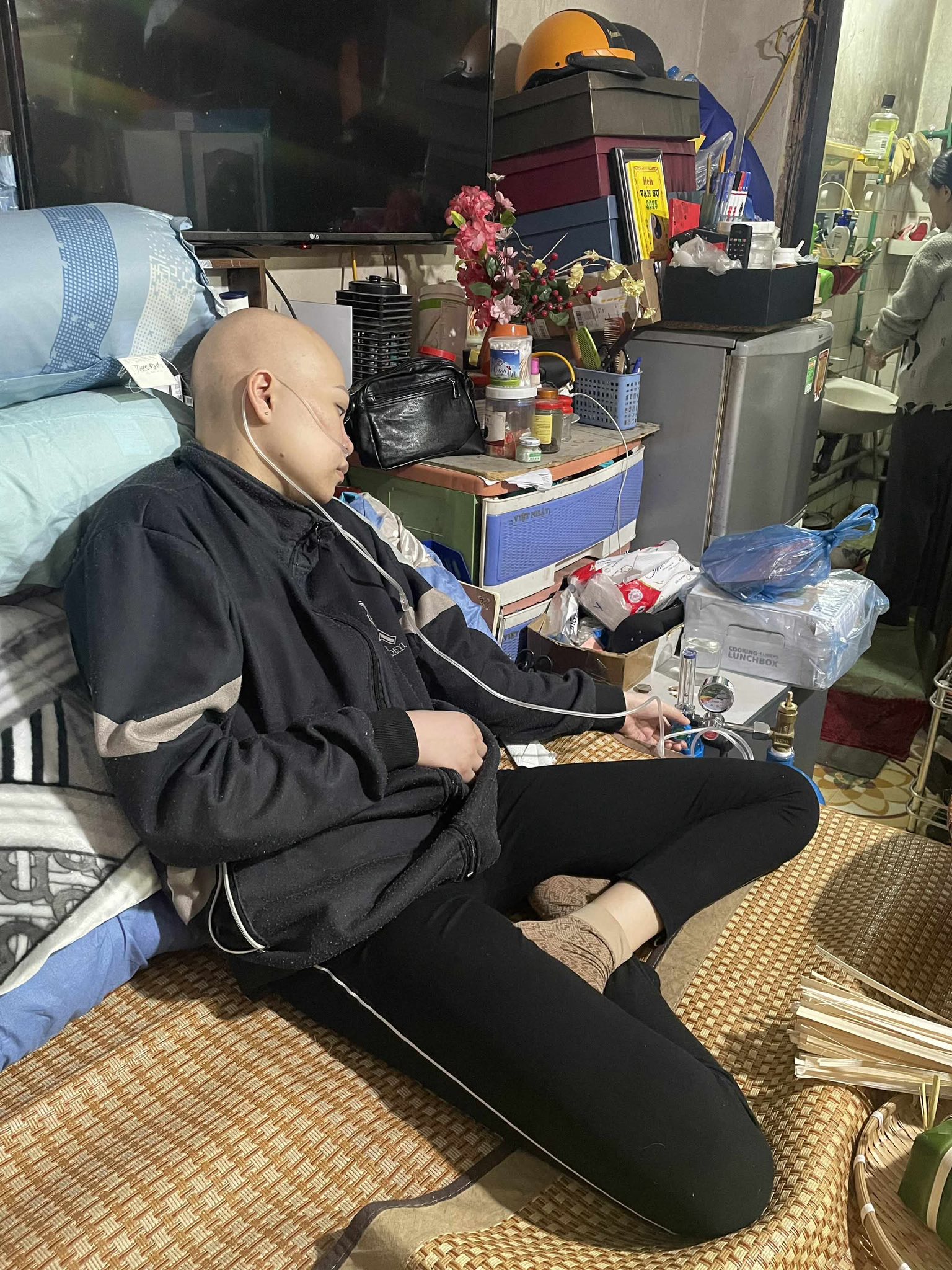 Hành trình 6 năm kiên cường của nữ chiến sĩ công an Bùi Thị Hà Thu: 33 tuổi, hai lần chụp ảnh thờ và ít nhất 85 lần truyền hóa chất- Ảnh 2. Hành trình 6 năm kiên cường của nữ chiến sĩ công an Bùi Thị Hà Thu: 33 tuổi, hai lần chụp ảnh thờ và ít nhất 85 lần truyền hóa chất- Ảnh 2.