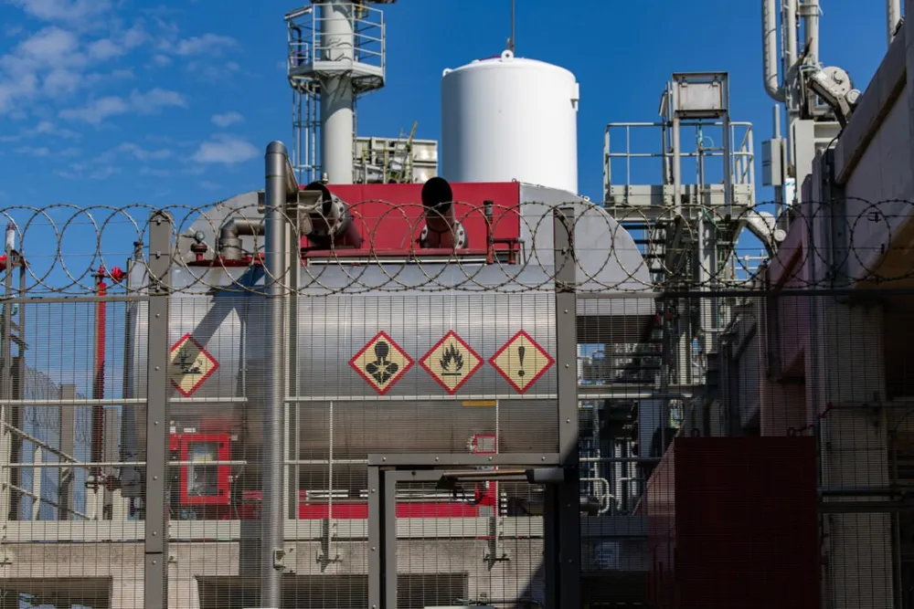 Trạm khí tự nhiên hóa lỏng ở cảng Zeebrugge (Bỉ). Ảnh: Belga/Kurt Desplenter 2.jpg