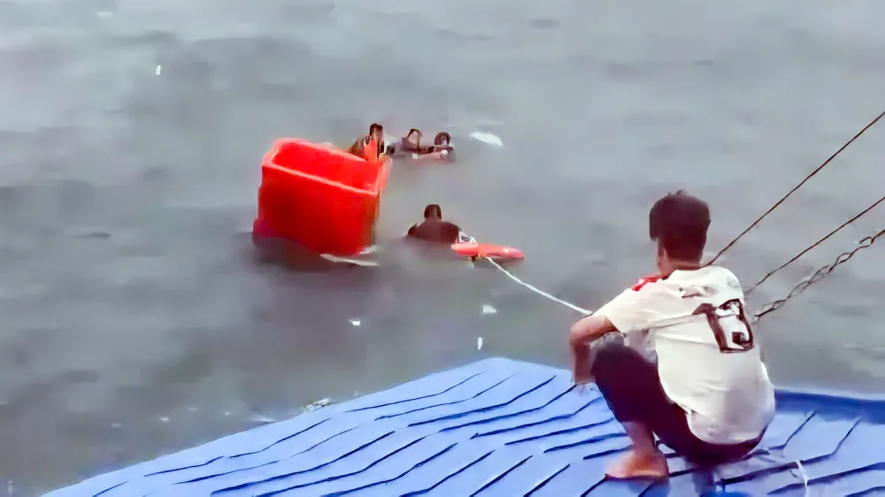 Trên hành trình từ Rạch Giá đi Phú Quốc, thủy thủ, thuyền viên tàu Supperdong VII và tàu Thriving 16 đã phát hiện và cứu 4 người trong một gia đình gặp nạn trên biển. Ảnh: HH vung-canh-sat-bien-4-cuu-ngu-dan-2.jpg