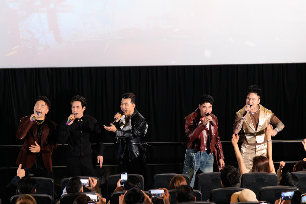  
Các nghệ sĩ có những chia sẻ thân tình và trình diễn trên sân khấu ra mắt công chúng. - Tin sao Viet - Tin tuc sao Viet - Scandal sao Viet - Tin tuc cua Sao - Tin cua Sao