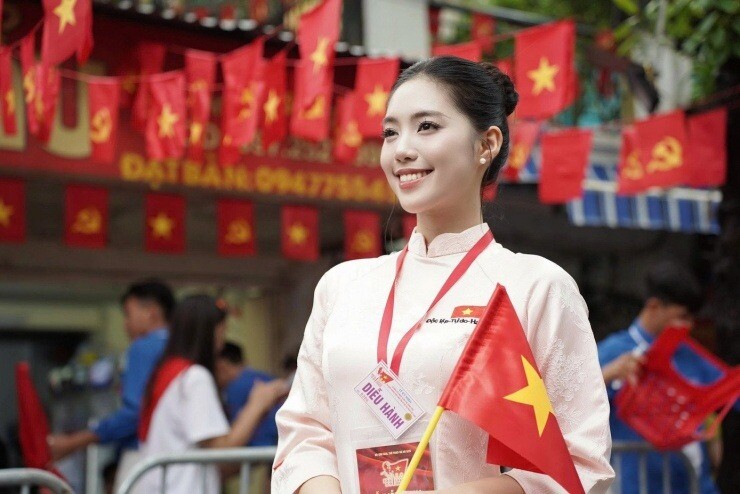 Sao Việt 24h: Á hậu Châu Anh được thăng quân hàm lên Trung úy trước niên hạn, 22 tuổi nhận bằng khen từ Tổng cục Chính trị 4 Á hậu Châu Anh tự hào khi tham gia diễu hành trong khối Văn hóa - Thể thao tại sự kiện A80.