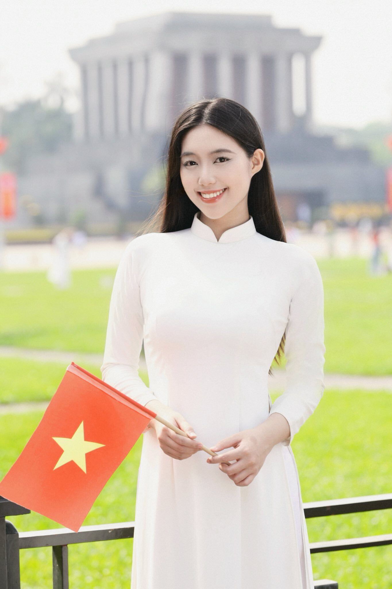 Sao Việt 24h: Á hậu Châu Anh được thăng quân hàm lên Trung úy trước niên hạn, 22 tuổi nhận bằng khen từ Tổng cục Chính trị 5 Nhan sắc dịu dàng của nàng á hậu trong bộ áo dài trắng.