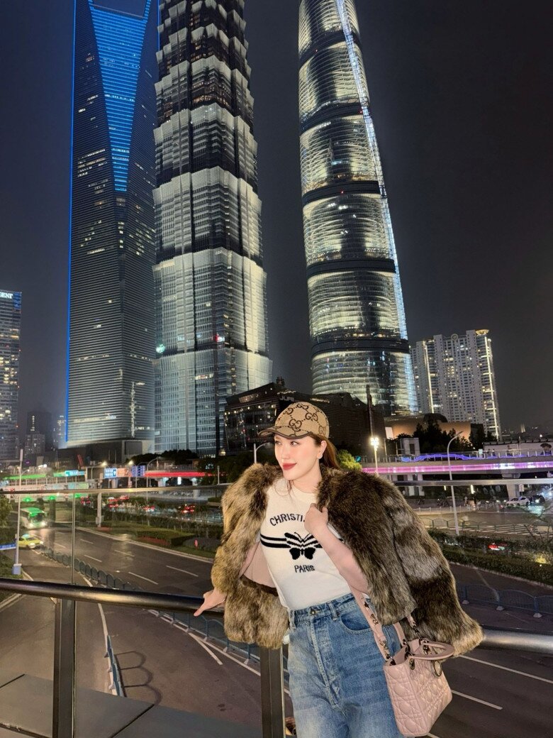 Sao Việt 24h: Á hậu Châu Anh được thăng quân hàm lên Trung úy trước niên hạn, 22 tuổi nhận bằng khen từ Tổng cục Chính trị 10 Sao Việt 24h: Á hậu Châu Anh được thăng quân hàm lên Trung úy trước niên hạn, 22 tuổi nhận bằng khen từ Tổng cục Chính trị - 9