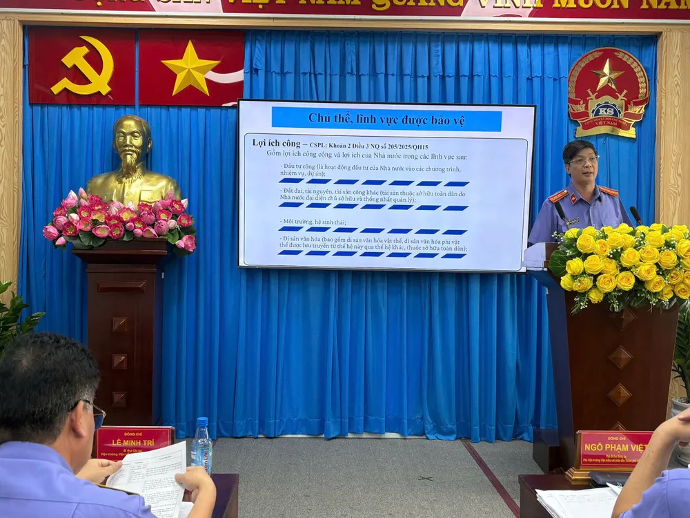 Ông Nguyễn Văn Tùng, Phó Viện trưởng VKSND Khu vực 9 - TP.HCM, trình bày tham luận. Ảnh: SONG MAI vksnd-khu-vuc-9-tp-hcm-vks-khoi-kien-vu-an-dan-su-co-xung-dot-loi-ich-2.jpg